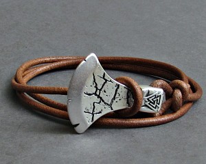 boho δερμάτινο βραχιόλι με τσεκούρι