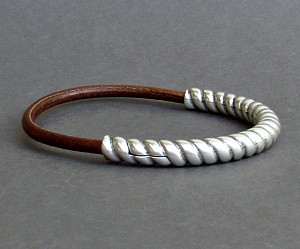 Ανδρικό Δερμάτινο Βραχιόλι Με Ασημί Πλακέτα