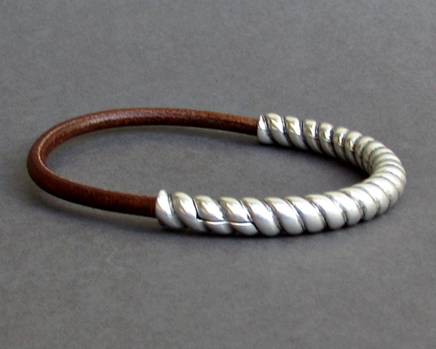 Ανδρικό Δερμάτινο Βραχιόλι Με Ασημί Πλακέτα