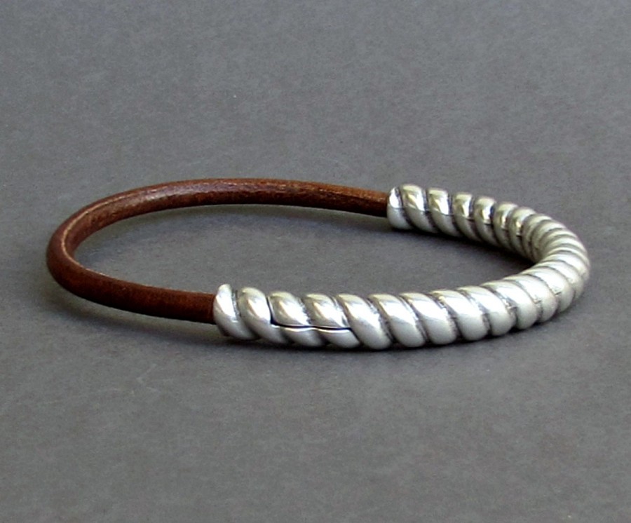 Ανδρικό Δερμάτινο Βραχιόλι Με Ασημί Πλακέτα